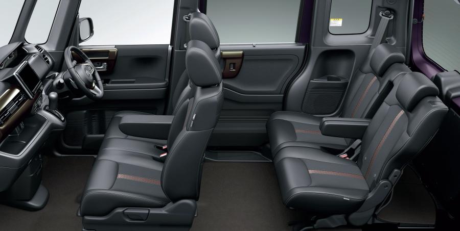 Интерьер Honda N Box Custom 2017 года  (фото 2 из 14)